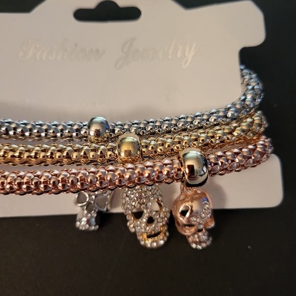 **Sale** Gold Tone Rhinestone Skull Pendant Bracelet. New. - Picture 4 of 4